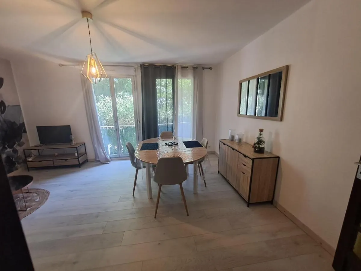 Appartement T2 A 2Min Du Centre +Parking à LʼIsle-sur-la-Sorgue