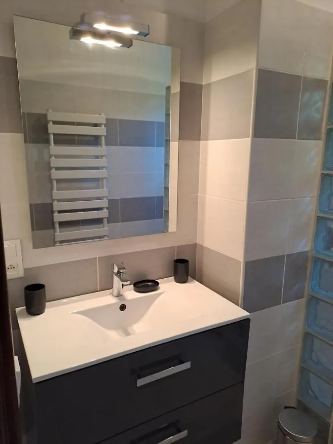 Appartement T2 A 2Min Du Centre +Parking à LʼIsle-sur-la-Sorgue