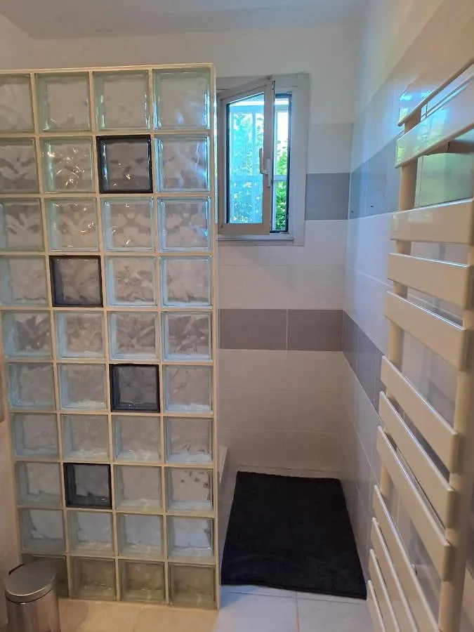 Appartement T2 A 2Min Du Centre +Parking à LʼIsle-sur-la-Sorgue